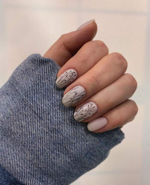 Brindilles à la main sur les ongles