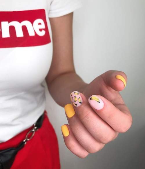 Dessin de banane sur les ongles