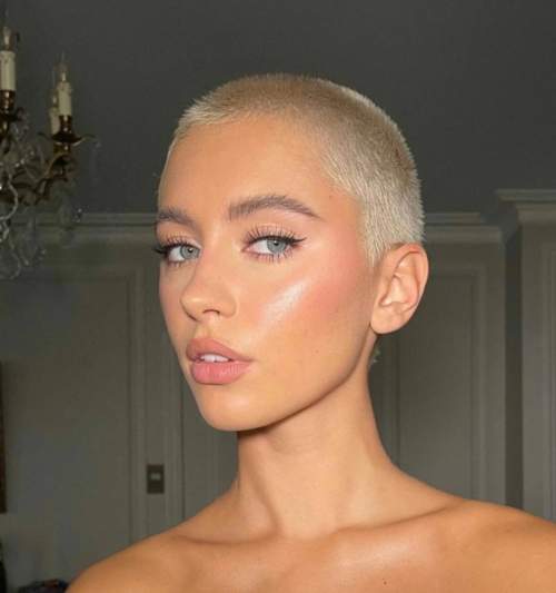 Coupe de cheveux femme sous la machine