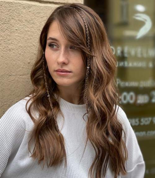 Cheveux longs avec une frange