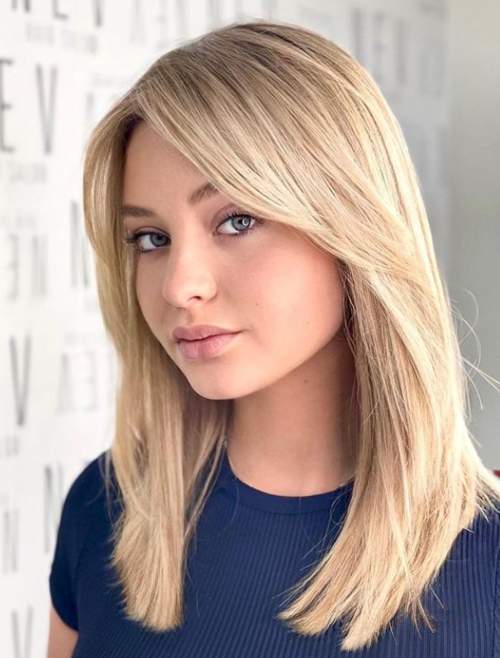 Cheveux raides coupés avec une frange