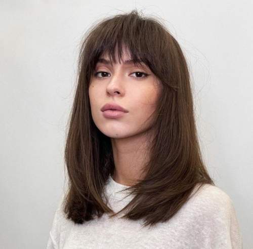 Cascade avec frange pour cheveux mi-longs