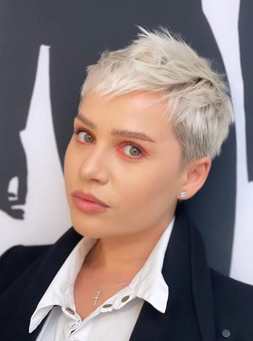 Coupe de cheveux courte pour cheveux raides avec frange