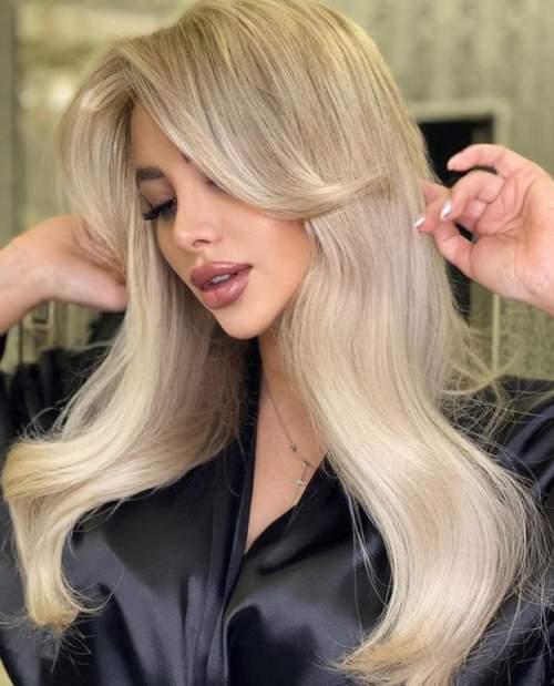 Cheveux raides avec une frange