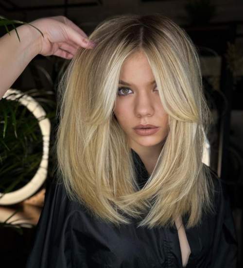 Coupe de cheveux en couches pour les cheveux raides