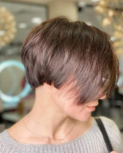 Coupe de cheveux en couches pour les cheveux raides
