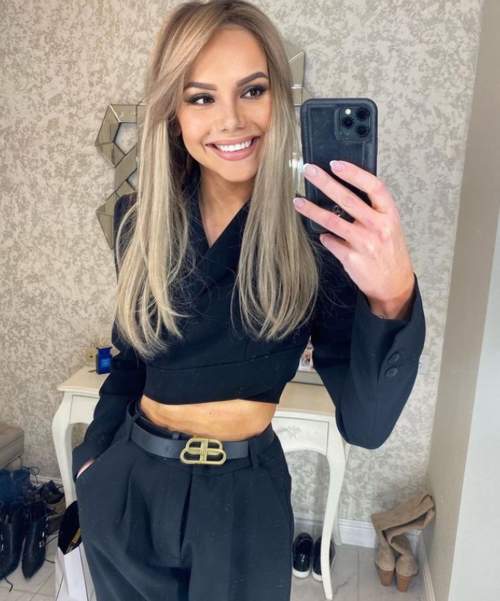 Cheveux longs et fins coupés avec une frange