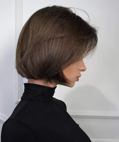 Caret pointu pour les cheveux raides avec une frange