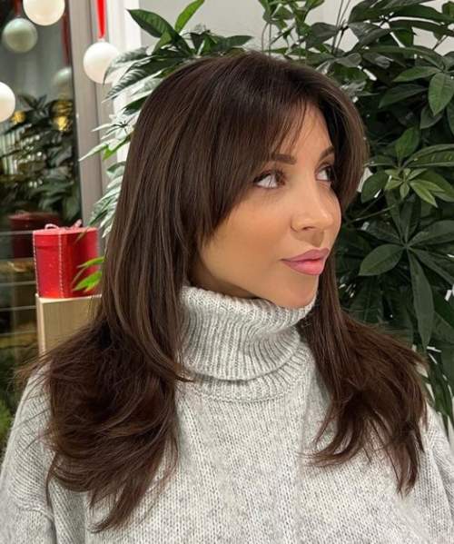 Cheveux longs avec une frange tendance