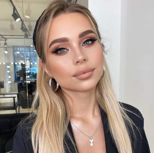 Coiffure cheveux raides avec un cerceau