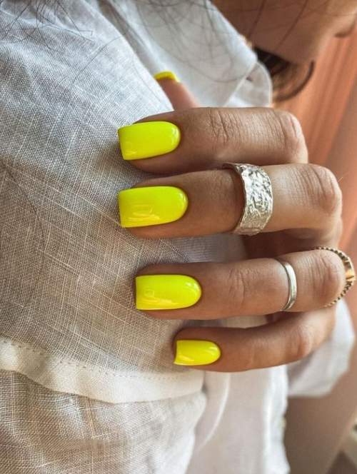 Manucure jaune vif