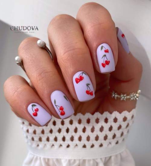 Baies brillantes sur les ongles