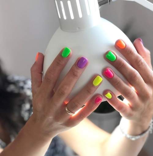 Manucure lumineuse multicolore