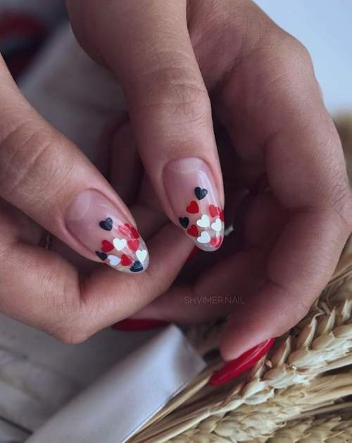 Manucure rouge avec des coeurs