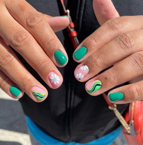 Manucure courte lumineuse