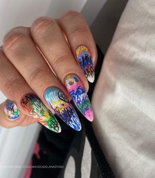 Graffitis sur ongles longs
