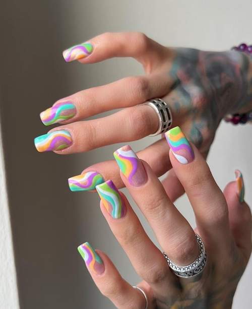 Vagues lumineuses sur les ongles