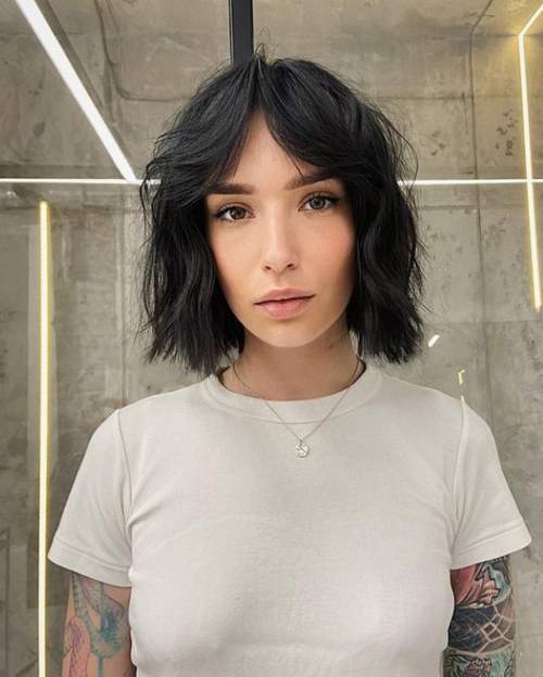 Frange et coupe de cheveux à la mode