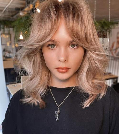 Coupe de cheveux avec une frange tendance