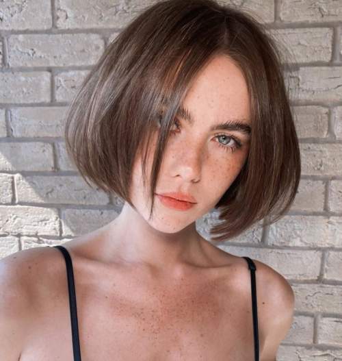 Coupes de cheveux à la mode sans frange