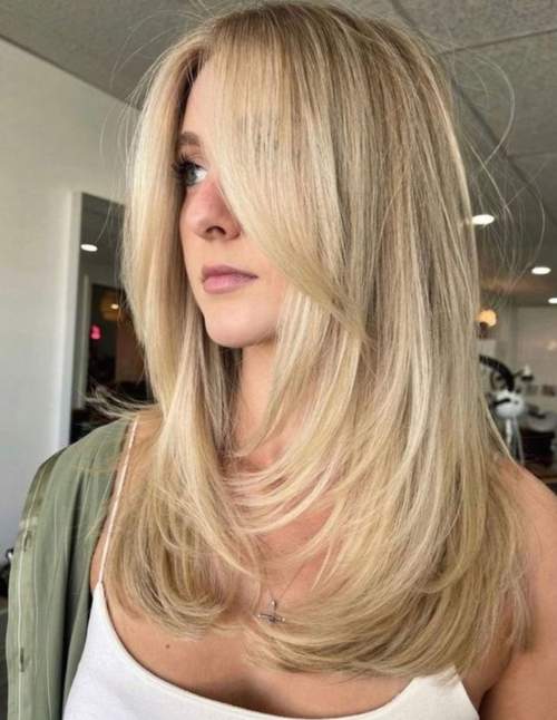 Coupe de cheveux en échelle chez les adolescentes