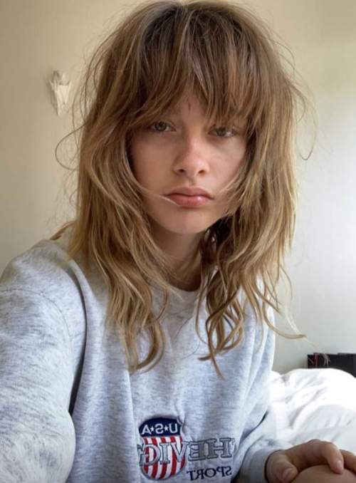 Coupe de cheveux adolescente pour cheveux mi-longs