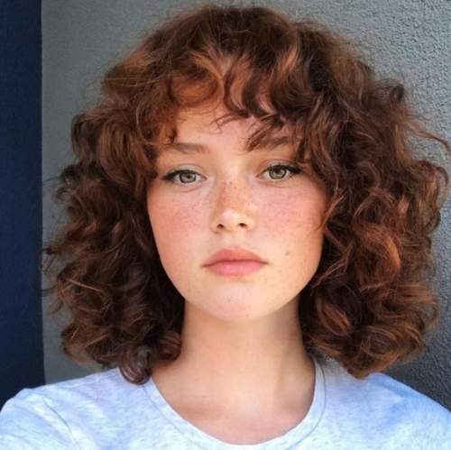 Coupes de cheveux pour cheveux bouclés pour les filles de 13 à 16 ans