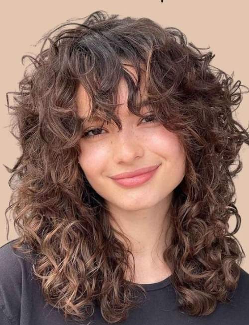 Coupe de cheveux bouclés chez les adolescentes