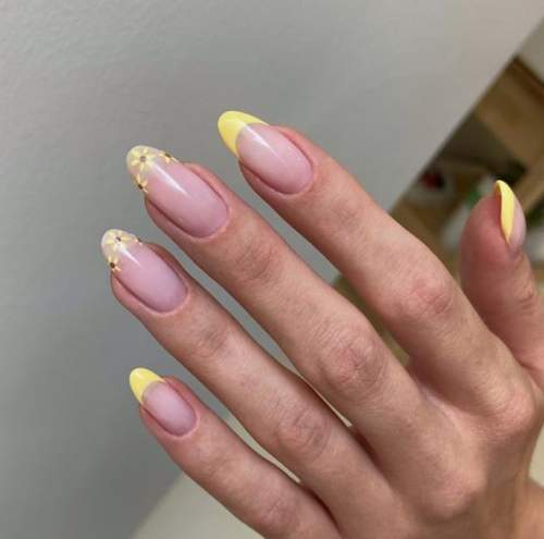 French manucure jaune avec des fleurs