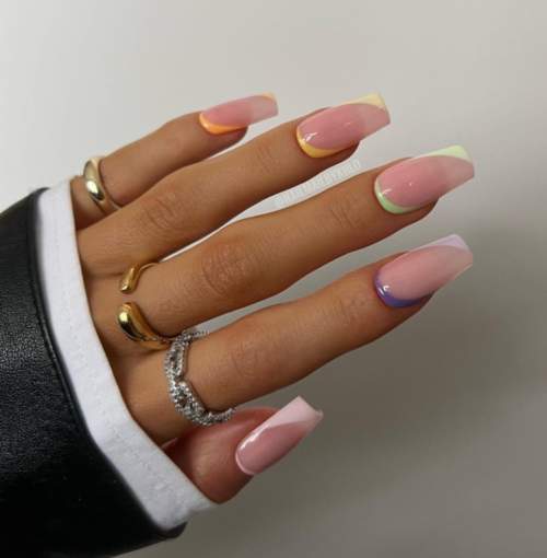 français jaune sur les ongles carrés