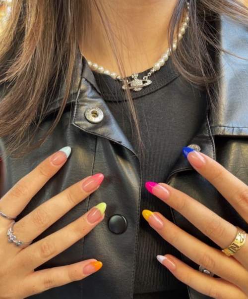 Manucure française jaune 2022: nouveaux designs, photos