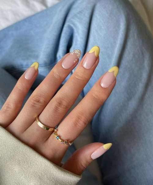 Manucure française jaune 2022: nouveaux designs, photos