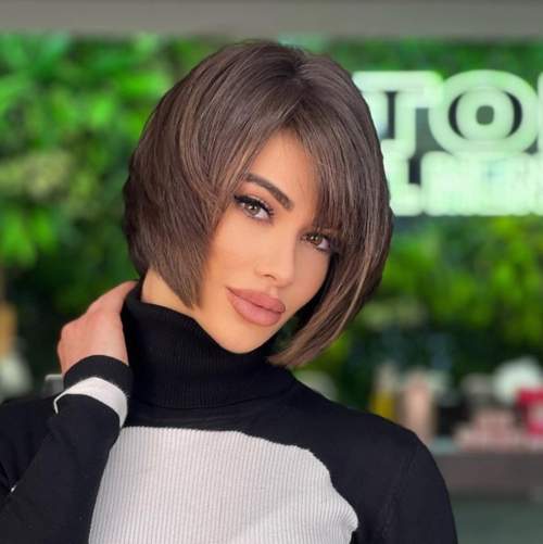 Coupes de cheveux à la mode avec une frange pour les cheveux raides