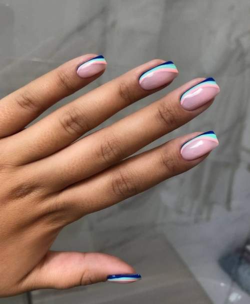 Manucure élégante pour le travail