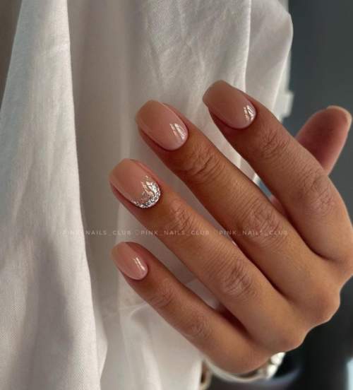 Manucure à paillettes nude