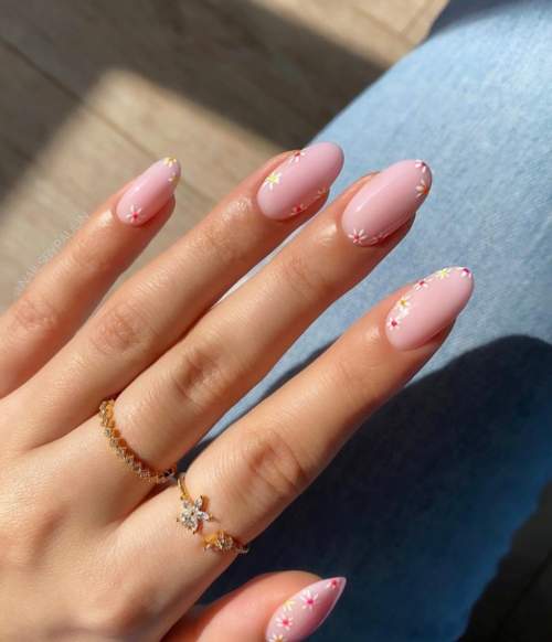 Manucure d'entreprise pour les ongles à imprimé floral