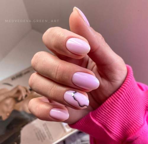 Manucure nude rose au travail