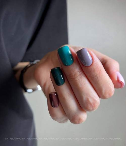 Manucure sombre pour le travail