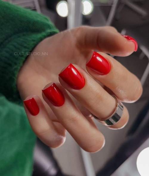 Manucure rouge au travail