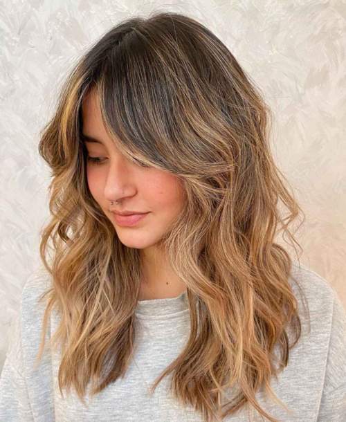 Rideau frange avec cheveux longs
