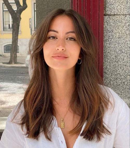 Cheveux longs raides et rideau