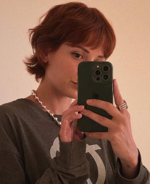 Pixie avec un rideau