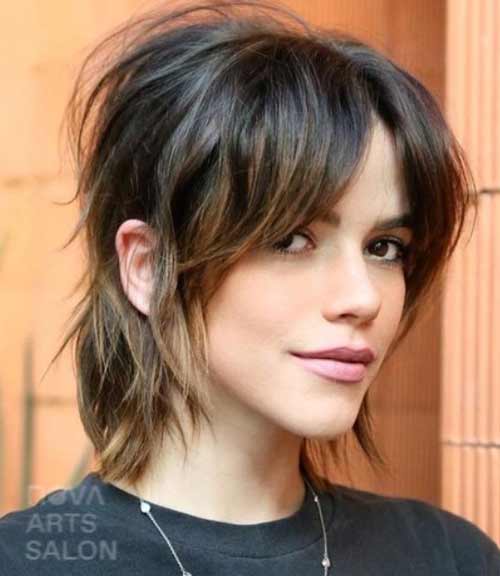Mallet cheveux noirs et rideau