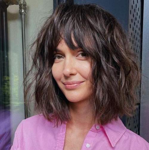 Coupe de cheveux hirsute avec un rideau