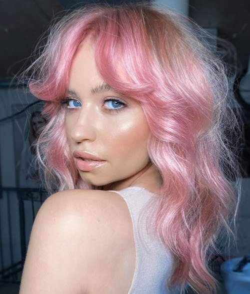 cheveux et rideau roses