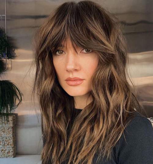 Cheveux bouclés et rideau