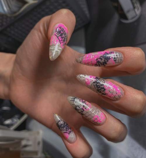 ongles longs graffitis