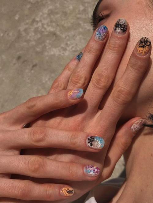 Manucure graffiti nail art