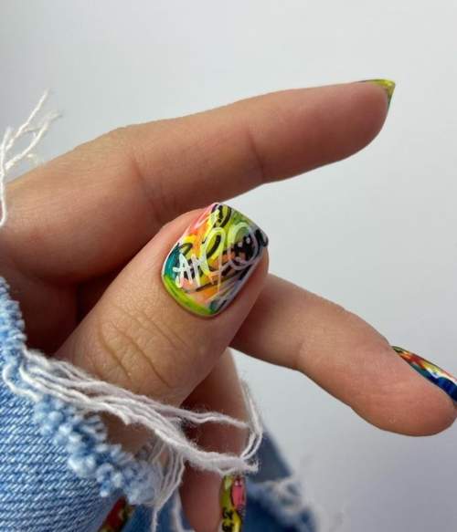 Manucure graffiti néon