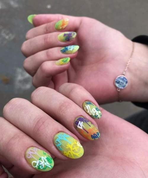 Graffiti sur les ongles: manucure tendance 2022, photo